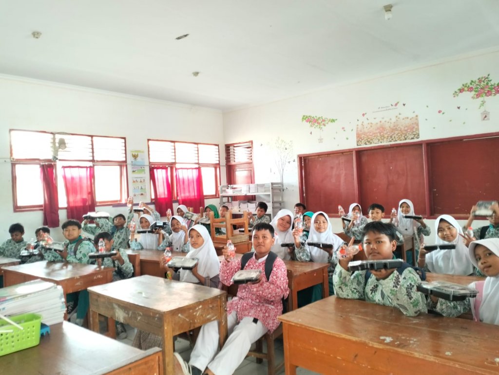Bahagianya Anak-Anak SDN 3 Pabeanudik Terima Program Makan Siang Gratis dari Presiden Prabowo Subianto